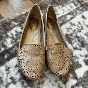 Me Too Women's Perforated Brown Flats